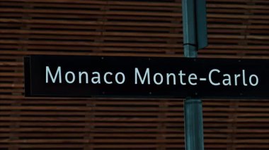 Monaco Monte Carlo, Monako tren istasyonunda bir direğin üzerinde.