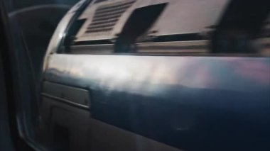 Tren penceresinden raylarda hareket eden bir trenin görüntüsü