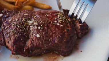 Kazığın yakınında patates kızartması ve salatayla beyaz bir tabakta kesilecek.