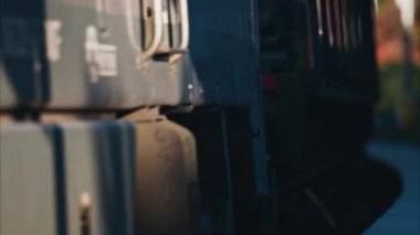 Gün batımında Fransa 'nın güneyindeki bir istasyonun yakınındaki raylarda hareket eden bir trene yaklaş.