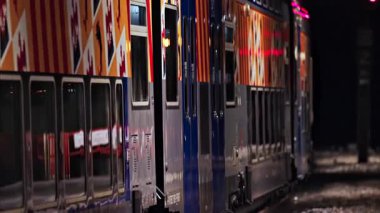 Nice, Fransa - 25 Ocak 2025: Nice-Ville tren istasyonunun raylarında hareket eden bir trenin görüntüsü