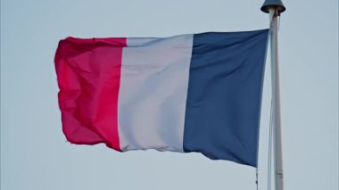 Arka planda mavi gökyüzü dalgalanan Fransız bayrağını kapatın.