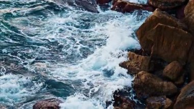 Fransa 'nın güneyindeki kayalıklara vuran dalgalara yakın bir yerde.