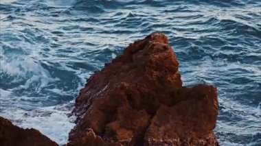 Fransa 'nın güneyindeki kayalıklara vuran dalgalara yakın bir yerde.