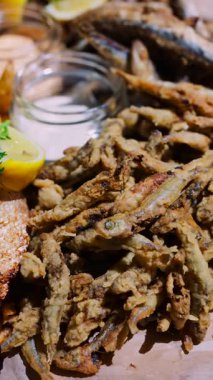 Fritto Misto tabağını somon ve patatesle kapatın. Dikey