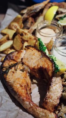 Fritto Misto tabağını somon ve patatesle kapatın. Dikey