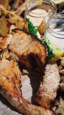 Fritto Misto tabağını somon ve patatesle kapatın. Dikey