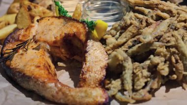 Fritto Misto 'ya yakın bir restoranda somon ve patates tabağı.