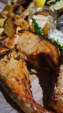 Fritto Misto tabağını somon ve patatesle kapatın. Dikey