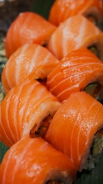 Philadelphia suşi rulolarını bir restoranda bir tepside kapatıyoruz. Dikey