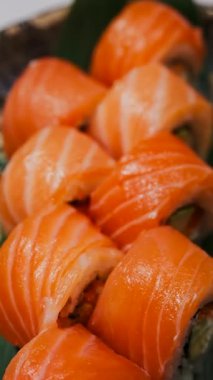 Philadelphia suşi rulolarını bir restoranda bir tepside kapatıyoruz. Dikey