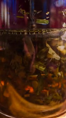 Fransız pres makinesinin yardımıyla çay yapraklarını bastıran bir kadının fotoğrafını çek. Dikey