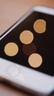 Bir telefon ekranına yansıyan ışıkları kapat. Dikey