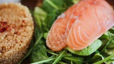 Lokantada somon ve ıspanaklı kinoa salatası yakın.