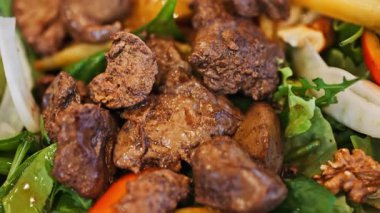 Domuz eti ve fındıklı salatayı kapat.