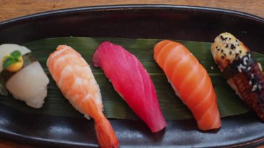 Lokantada siyah bir tepside birden fazla Nigiri 'ye yaklaş.