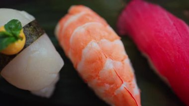 Lokantada siyah bir tepside birden fazla Nigiri 'ye yaklaş.
