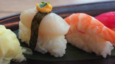 Lokantada siyah bir tepside birden fazla Nigiri 'ye yaklaş.