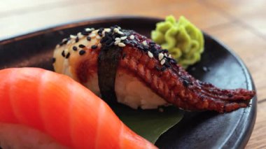 Lokantada siyah bir tepside birden fazla Nigiri 'ye yaklaş.
