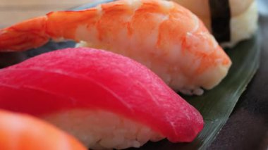 Lokantada siyah bir tepside birden fazla Nigiri 'ye yaklaş.