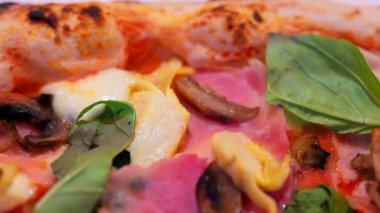 Enginarlı, jambonlu, mantarlı ve fesleğenli pizza.