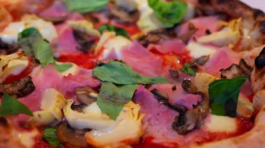 Enginarlı, jambonlu, mantarlı ve fesleğenli pizza.