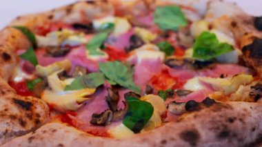 Enginarlı, jambonlu, mantarlı ve fesleğenli pizza.