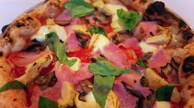 Enginarlı, jambonlu, mantarlı ve fesleğenli pizza.