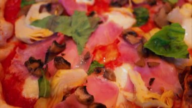 Enginarlı, jambonlu, mantarlı ve fesleğenli pizza.