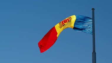 Mavi bir arka planda Moldova Cumhuriyeti bayrağının görüntüsü