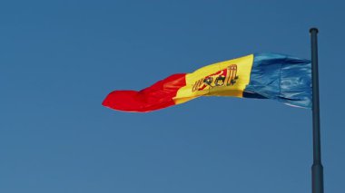 Mavi bir arka planda Moldova Cumhuriyeti bayrağının görüntüsü