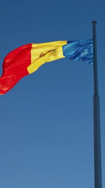 Mavi bir arka planda Moldova Cumhuriyeti bayrağının görüntüsü. Dikey