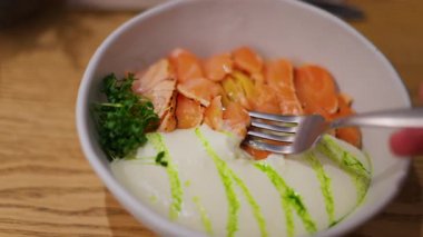 Bir restoranda beyaz bir tabakta soslu avokado rulosunu kapat.