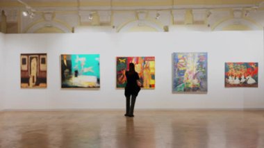 Chisinau, Moldova - 20 Şubat 2025: Ulusal Güzel Sanatlar Müzesi 'nde yürüyen insanlar