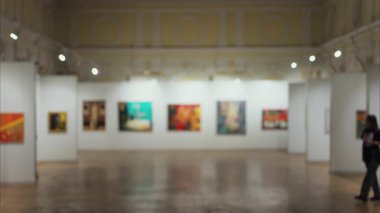 Kişinev, Moldova 'daki Ulusal Güzel Sanatlar Müzesi' nde yürüyen insanların görüntüsü bulanık