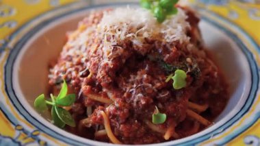 İtalyan restoranında bir tabak makarnayı yakın.