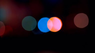 Karanlık bir ortamda odak dışı, renkli ışıkların soyut görüntüsü