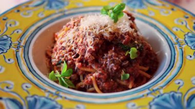 İtalyan restoranında bir tabak makarnayı yakın.