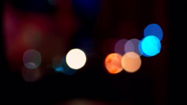 Karanlık bir ortamda odak dışı, renkli ışıkların soyut görüntüsü