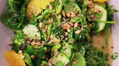 Tohum ve portakallı yeşil salatayı kapat.