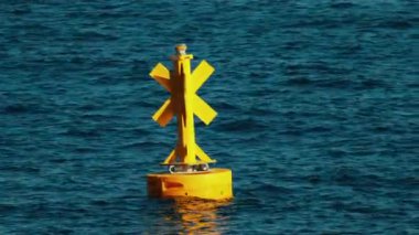 Sakin bir denizin yüzeyinde yüzen özel işaret şamandırası.