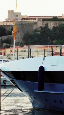 Monaco Marina 'daki Prens' in Kalesi 'nin arka planında teknelerin görüntüsü. Dikey
