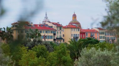 Nice, Fransa 'nın siluetinde bulutlu bir günde renkli binalar ve ağaçlar