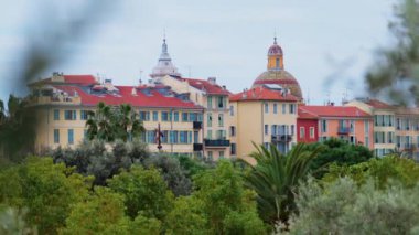 Nice, Fransa 'nın siluetinde bulutlu bir günde renkli binalar ve ağaçlar