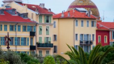 Nice, Fransa 'nın siluetinde bulutlu bir günde renkli binalar ve ağaçlar