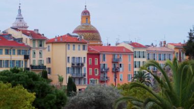 Nice, Fransa 'nın siluetinde bulutlu bir günde renkli binalar ve ağaçlar