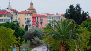 Nice, Fransa 'nın siluetinde bulutlu bir günde renkli binalar ve ağaçlar