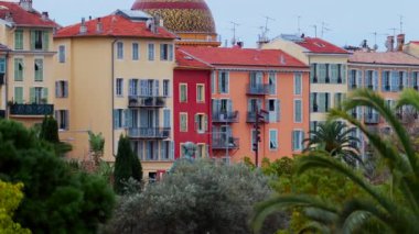 Nice, Fransa 'nın siluetinde bulutlu bir günde renkli binalar ve ağaçlar