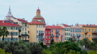 Nice, Fransa 'nın siluetinde bulutlu bir günde renkli binalar ve ağaçlar