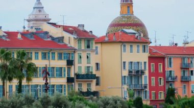 Nice, Fransa 'nın siluetinde bulutlu bir günde renkli binalar ve ağaçlar